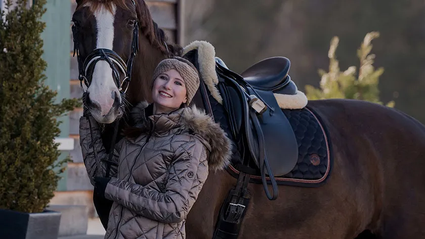 Pferd und Reiterin mit Ausstattung von BUSSE Reitsport